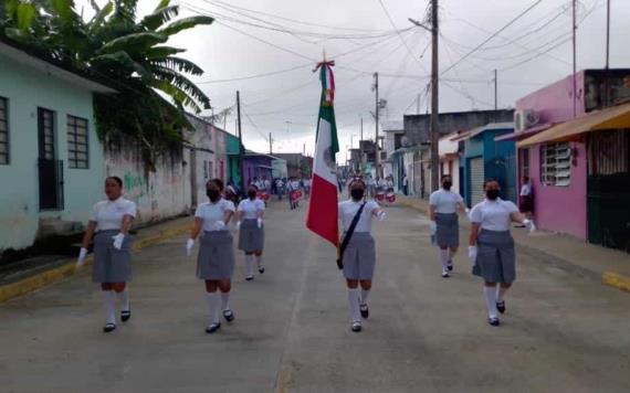 Alumnos participaron en el desfile de aniversario 212 de la Independencia de México