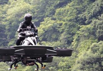 Presentan primera motocicleta voladora
