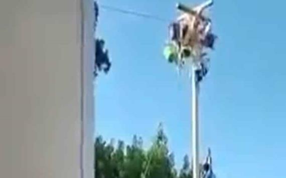 Hombre cae de 9 metros en el juego "palo encebado" en Michoacán