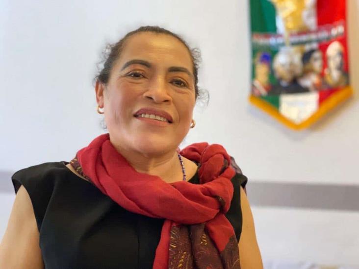 Lanzan huevos, piedras y harina a alcaldesa de Mazatecochco, Tlaxcala, durante desfile Lanzan huevos, piedras y harina a alcaldesa de Mazatecochco, Tlaxcala, durante desfile