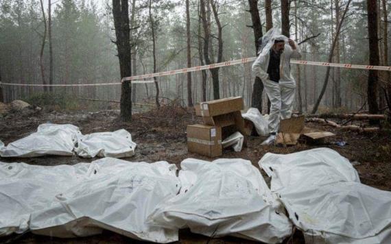 EU califica de crimen de guerra la fosa común con 440 cuerpos hallada en Ucrania