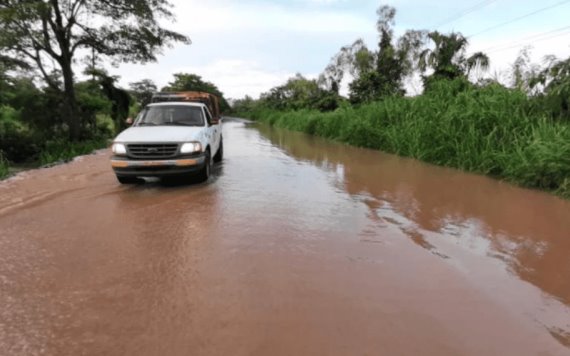 Se forma vado de agua sobre la carretera Jalapa-Villahermosa