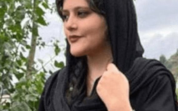 Furia en Irán por la muerte de una joven que fue arrestada por llevar mal el velo