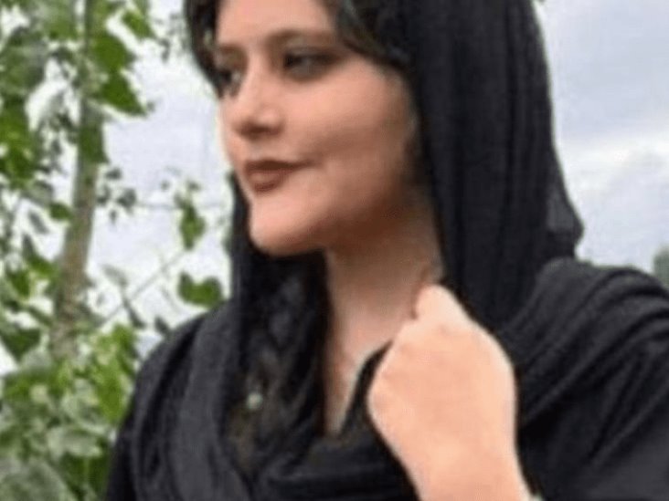 Furia en Irán por la muerte de una joven que fue arrestada por llevar mal el velo Furia en Irán por la muerte de una joven que fue arrestada por llevar mal el velo