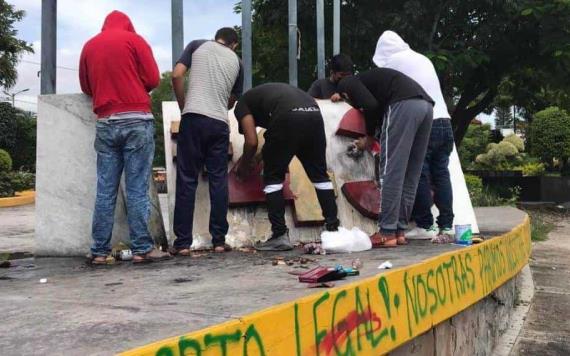 Prenden fuego al monumento a los 43 normalistas de Ayotzinapa en Guerrero