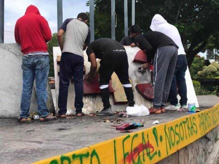 Prenden fuego al monumento a los 43 normalistas de Ayotzinapa en Guerrero Prenden fuego al monumento a los 43 normalistas de Ayotzinapa en Guerrero