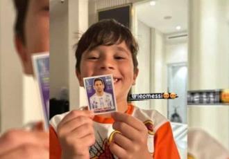 Mateo Messi presume estampa del álbum Panini de su papá