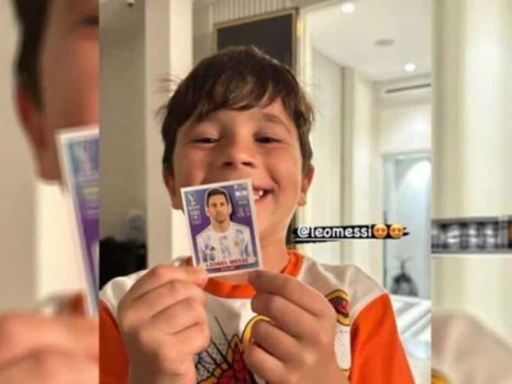 Mateo Messi presume estampa del álbum Panini de su papá Mateo Messi presume estampa del álbum Panini de su papá