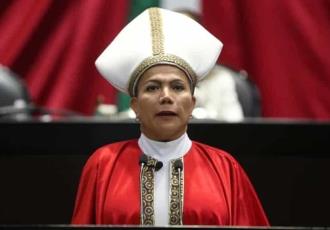 Diputada transgénero presentó iniciativa con mitra y túnica papal