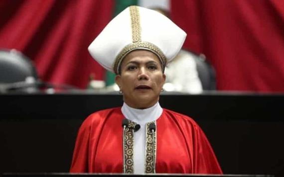 Diputada transgénero presentó iniciativa con mitra y túnica papal
