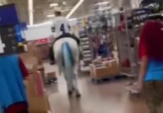 ¡Dime vaquero! Hombre entra a supermercado montado en caballo