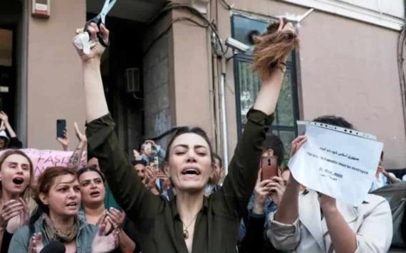 Mujeres iraníes queman sus velos y se cortan el pelo en protestas por la muerte de joven