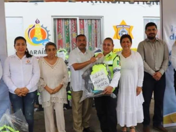 Dotan de uniformes completos a elementos de Tránsito municipal en Paraíso Dotan de uniformes completos a elementos de Tránsito municipal en Paraíso