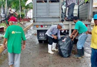 Realizan limpieza por inundaciones en Macuspana
