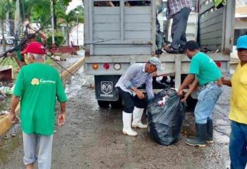 Realizan limpieza por inundaciones en Macuspana