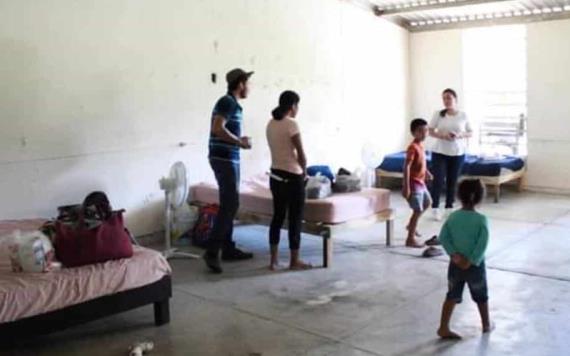 En Jonuta presidenta Honoraria del DIF visita y brinda asistencia social a familias damnificadas en albergue