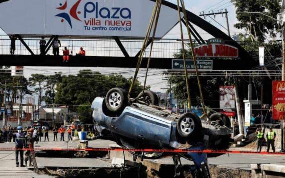 Se abre socavón en Guatemala caen dos vehículos y una motocicleta