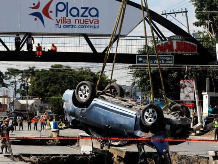 Se abre socavón en Guatemala caen dos vehículos y una motocicleta Se abre socavón en Guatemala caen dos vehículos y una motocicleta