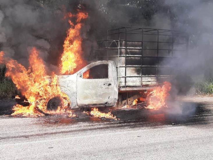 Se incendia camioneta en la Jalapa-Tacotalpa Se incendia camioneta en la Jalapa-Tacotalpa