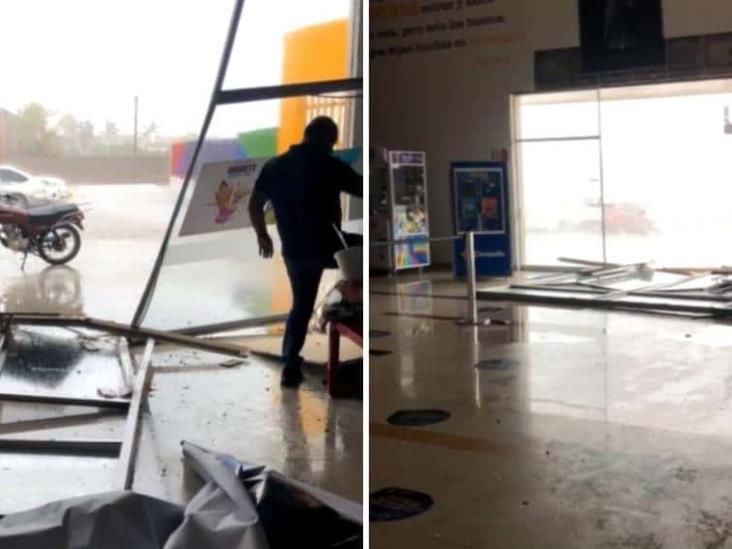 Fuertes ráfagas de tormenta en Sonora provoca derrumbe de las puertas de un cine Fuertes ráfagas de tormenta en Sonora provoca derrumbe de las puertas de un cine