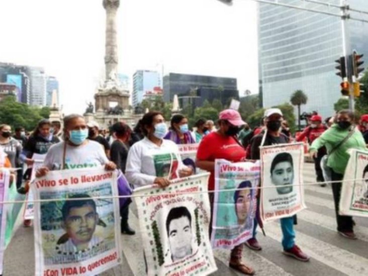Marchan en varios estados del país por 8 años de la desaparición de los 43 normalistas de Ayotzinapa Marchan en varios estados del país por 8 años de la desaparición de los 43 normalistas de Ayotzinapa