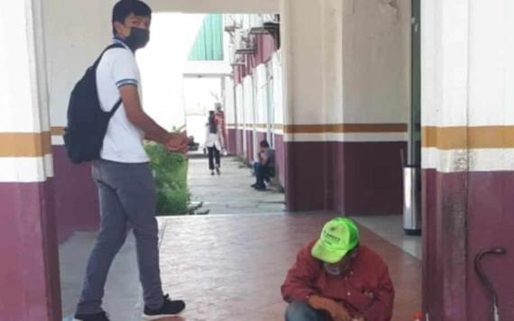 Estudiante regala 70 pesos a abuelito en situación de calle... y un refresco de 2 litros