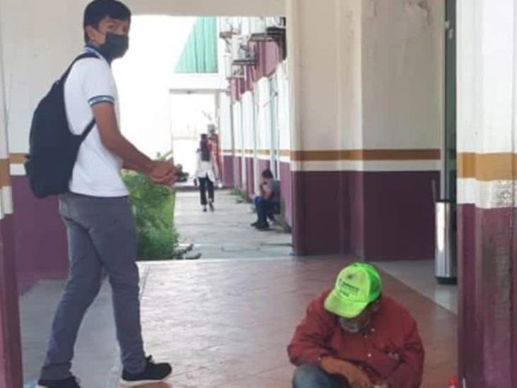 Estudiante regala 70 pesos a abuelito en situación de calle... y un refresco de 2 litros Estudiante regala 70 pesos a abuelito en situación de calle... y un refresco de 2 litros