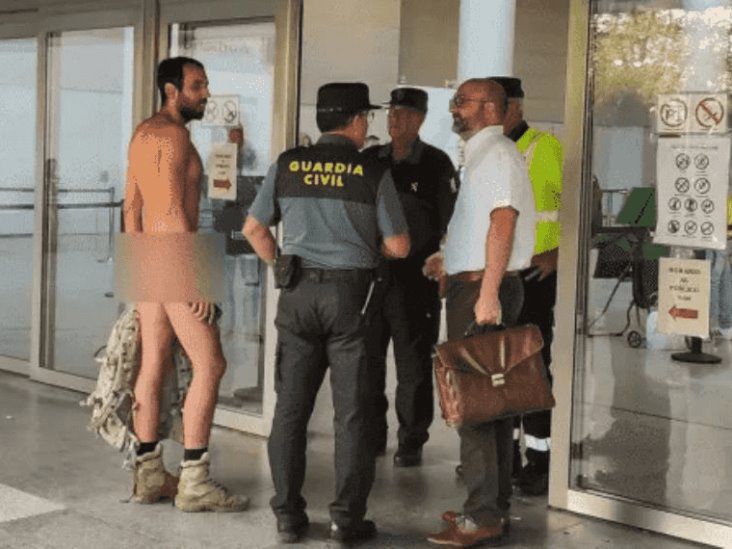 Hombre desnudo intenta acceder a un juicio por exhibicionismo en España Hombre desnudo intenta acceder a un juicio por exhibicionismo en España