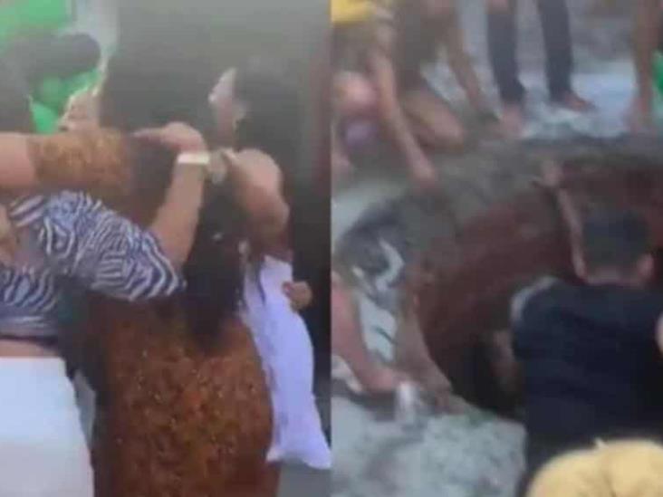 Mujeres caen en un socavón mientras bailaban en una fiesta Mujeres caen en un socavón mientras bailaban en una fiesta