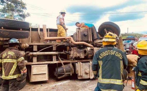 En Veracruz, vuelca camión cargado de tierra y sepulta auto con familia
