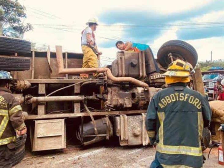 En Veracruz, vuelca camión cargado de tierra y sepulta auto con familia En Veracruz, vuelca camión cargado de tierra y sepulta auto con familia