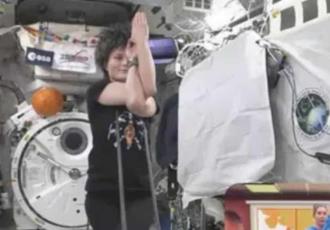 Fluye con el universo: Astronauta presume rutina de yoga bajo ingravidez