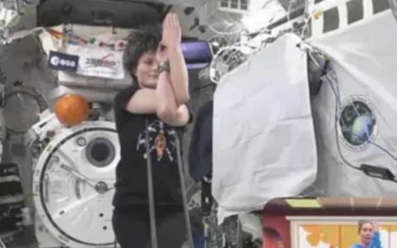 Fluye con el universo: Astronauta presume rutina de yoga bajo ingravidez