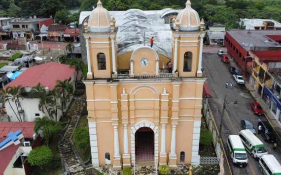 Brindan mantenimiento a reloj y campana de la parroquia Santiago Apóstol de Teapa