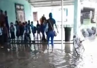 Escuela primaria de Villa Carlos Green se llueve más adentro que afuera y salones se inundan