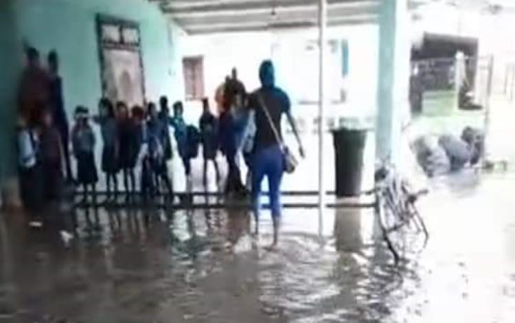 Escuela primaria de Villa Carlos Green se llueve más adentro que afuera y salones se inundan Escuela primaria de Villa Carlos Green se llueve más adentro que afuera y salones se inundan