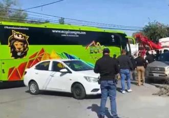 Aseguran a 46 migrantes tras atrincherarse dentro de autobús en Coahuila