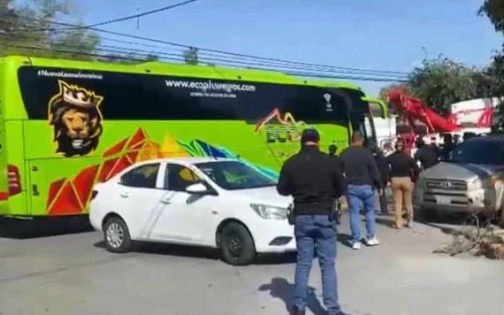 Aseguran a 46 migrantes tras atrincherarse dentro de autobús en Coahuila