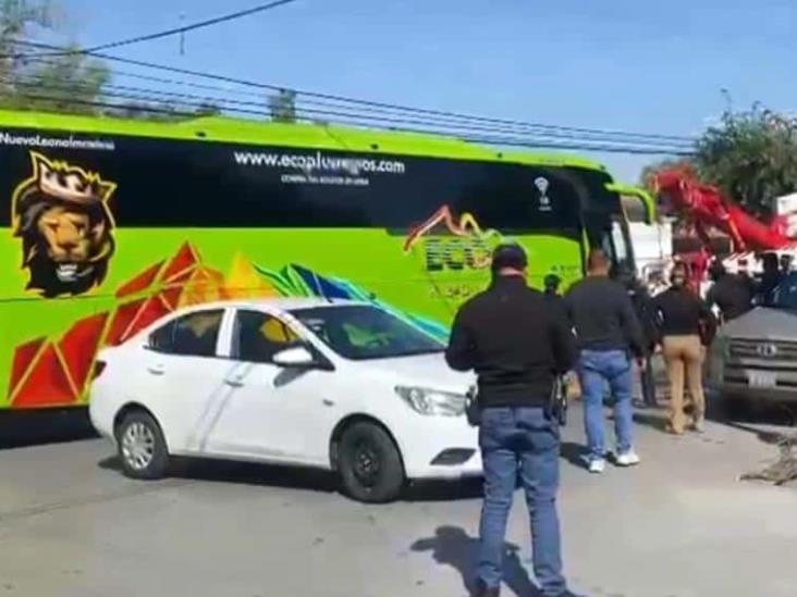 Aseguran a 46 migrantes tras atrincherarse dentro de autobús en Coahuila Aseguran a 46 migrantes tras atrincherarse dentro de autobús en Coahuila