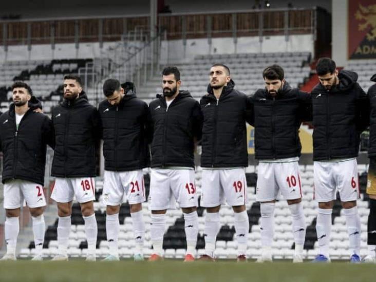 Futbolistas de la selección de Irán protestan por la muerte de mujer Iraní en manos de la policía Futbolistas de la selección de Irán protestan por la muerte de mujer Iraní en manos de la policía