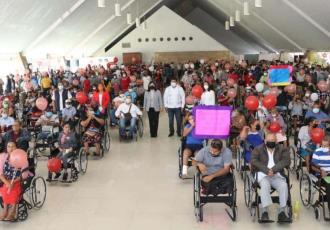 La alcaldesa Yolanda Osuna Huerta, entregó sillas de ruedas, bastones y muletas a 377 beneficiarios