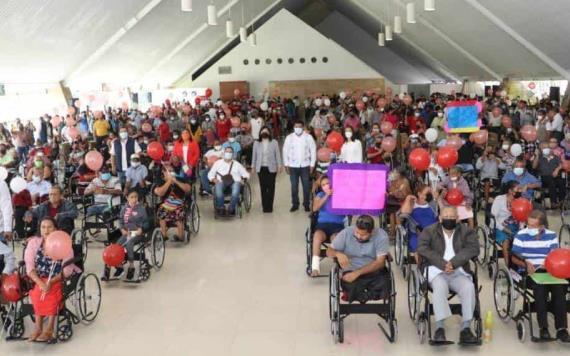 La alcaldesa Yolanda Osuna Huerta, entregó sillas de ruedas, bastones y muletas a 377 beneficiarios