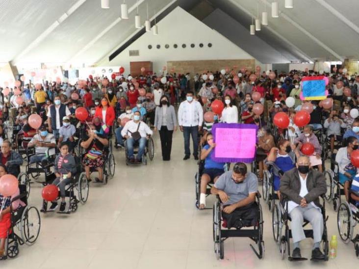 La alcaldesa Yolanda Osuna Huerta, entregó sillas de ruedas, bastones y muletas a 377 beneficiarios La alcaldesa Yolanda Osuna Huerta, entregó sillas de ruedas, bastones y muletas a 377 beneficiarios