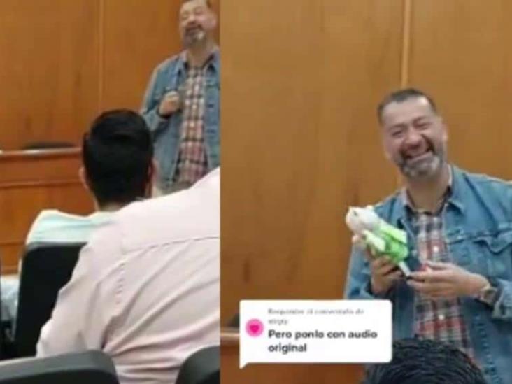 Alumnos avientan peluche de Dr Simi a profesor para cumplir su sueño Alumnos avientan peluche de Dr Simi a profesor para cumplir su sueño