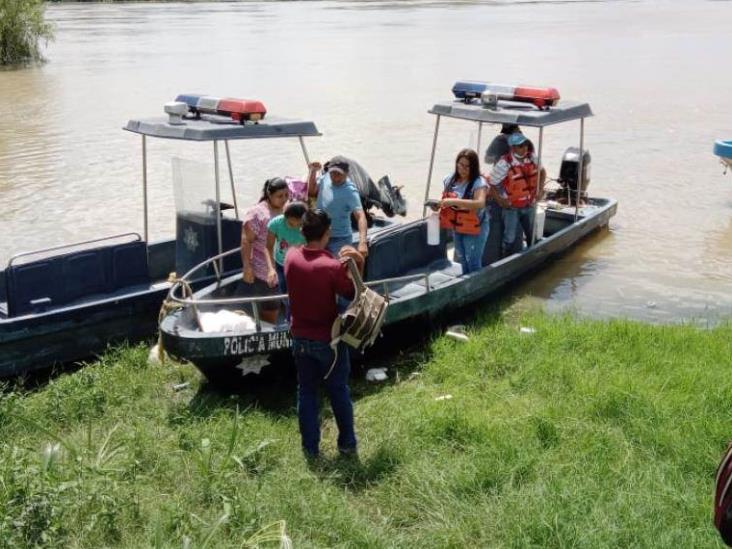 Familias de R/A. Tumbo Chinal es evacuada si hogar inundado por el Mono Sagrado Familias de R/A. Tumbo Chinal es evacuada si hogar inundado por el Mono Sagrado