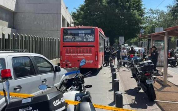 Sujeto secuestra transporte público y toma a mujer como rehén en Guadalajara; termina abatido