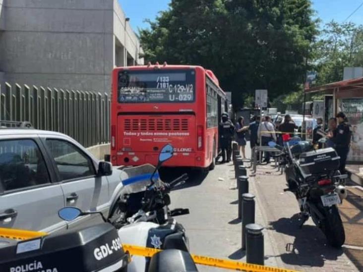 Sujeto secuestra transporte público y toma a mujer como rehén en Guadalajara; termina abatido Sujeto secuestra transporte público y toma a mujer como rehén en Guadalajara; termina abatido