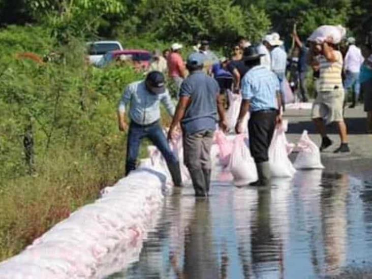 Refuerzan con costales con arena en las comunidades Los Pájaros y Buchecos; Río Chico amenaza con desbordar Refuerzan con costales con arena en las comunidades Los Pájaros y Buchecos; Río Chico amenaza con desbordar