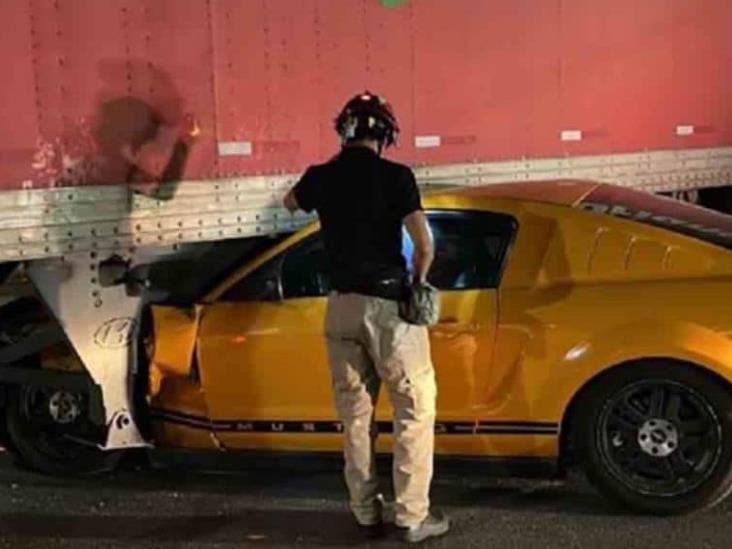 Joven regiomontano destroza su Mustang al intentar ganarle el paso a un tráiler Joven regiomontano destroza su Mustang al intentar ganarle el paso a un tráiler