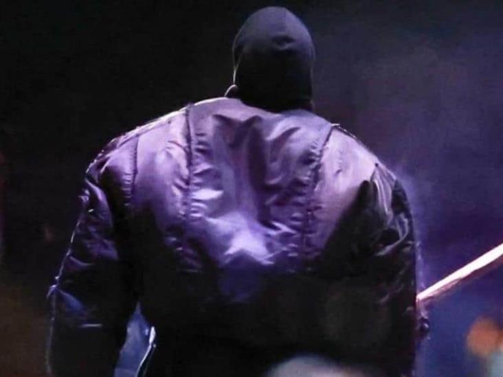 Kanye West abre el desfile de Balenciaga caminando sobre el fango Kanye West abre el desfile de Balenciaga caminando sobre el fango
